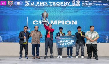 SHAH ALAM, 1 Jun -- Ahli Parlimen Shah Alam Azli Yusof (dua, kiri) dan Presiden Persekutuan Catur Malaysia Akhramsyah Muammar Ubaidah Sanusi (kanan) bersama pasukan Chess Hub Titans selepas dinobatkan sebagai Juara ketika hadir pada Majlis Penyampaian Hadiah Kejohanan Catur Berpasukan Peringkat Kebangsaan 2026-Piala PMX di Dewan Aeon Mall Shah Alam hari ini.

-- fotoBERNAMA (2026) HAK CIPTA TERPELIHARA