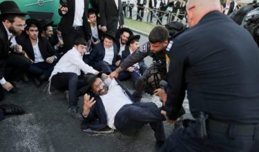 Seorang penunjuk perasaan Yahudi ultra-Ortodoks ditahan polis Israel ketika bantahan terhadap paksaan menyertai tentera di pintu masuk Baitulmaqdis/Foto REUTERS