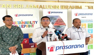 Presiden dan Ketua Pegawai Eksekutif Kumpulan Prasarana Malaysia Berhad, Mohd Azharuddin Mat Sah (tengah) pada sidang media selepas merasmikan pelancaran Vendor ESG Hub, di Petaling Jaya, hari ini.