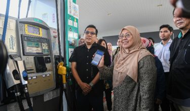 JOHOR BAHRU, 2 Julai -- Timbalan Menteri Perdagangan Dalam Negeri dan Kos Sara Hidup, Datuk Dr Fuziah Salleh (kanan) menunjukan penggunaan menerusi aplikasi Setel ketika meninjau Stesen Minyak Petronas Bandar Dato’ Onn sempena Pelaksanaan Mekanisme Bantuan Subsidi Budi MADANI Diesel hari ini.

-- fotoBERNAMA (2026) HAK CIPTA TERPELIHARA
