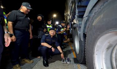 SEREMBAN, 2 Julai -- Ketua Pengarah Jabatan Pengangkutan Jalan (JPJ) Datuk Aedy Fadly Ramli melihat berat muatan ketika menjalankan Operasi Bersepadu Dadah terhadap Kenderaan Perdagangan di Kawasan Rehat dan Rawat (R&R) Seremban (Arah Selatan) malam tadi.

--fotoBERNAMA (2026) HAK CIPTA TERPELIHARA