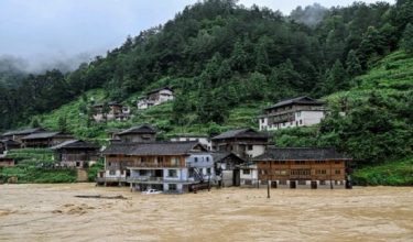 Bangunan tenggelam di sebuah kampung yang dilanda banjir di Kaili, di wilayah Guizhou di barat daya China/ Foto fail/ AFP