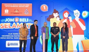 KUALA LUMPUR, 2 Julai -- Menteri Perdagangan Dalam Negeri dan Kos Sara Hidup, Datuk Armizan Mohd Ali (tengah) ketika gimik perasmian Shopee Seller Summit dan Kempen Jom Beli Selamat hari ini.

Turut hadir Ketua Hal Ehwal Awam dan Luaran Shopee Malaysia Nik Emir Nik Mohamed Din (dua,kiri) dan Ketua Polis Daerah Wangsa Maju, Asisten Komisioner Mohamad Lazim Ismail (dua,kanan).

--fotoBERNAMA (2026) HAK CIPTA TERPELIHARA