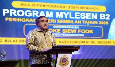 SEREMBAN, 2 Julai --  Menteri Pengangkutan Anthony Loke  berucap pada Majlis Penyerahan Lesen Memandu sempena Program MyLesen (B2) peringkat Negeri Sembilan di Auditorium Radio Televisyen Malaysia (RTM) hari ini.
--fotoBERNAMA (2026) HAK CIPTA TERPELIHARA