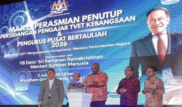 KUALA LUMPUR, 2 Julai -- Menteri Sumber Manusia Datuk Seri R. Ramanan  merasmikan Persidangan Pengajar TVET Kebangsaan dan Pengurus Pusat Bertauliah 2026 di sebuah hotel hari ini.

Turut sama Timbalan Ketua Setiausaha (Operasi) Kementerian Sumber Manusia (KESUMA) Sutekno Ahmad Belon dan Ketua Pengarah Jabatan Pembangunan Kemahiran Ir. Ts. Dr. Kamaruzaman Md Ali.
-- fotoBERNAMA (2026) HAK CIPTA TERPELIHARA