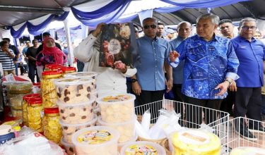 SEGAMAT, 2 Julai -- Timbalan Perdana Menteri, Datuk Seri Dr Ahmad Zahid Hamidi merangkap Menteri Kemajuan Desa dan Wilayah (KDW) melawat reruai Jabatan Kemajuan Masyarakat (KEMAS) Johor selepas merasmikan Hari Kemahiran Peringkat Negeri Johor 2026 di Dataran Labis, hari ini.
Turut hadir Ketua Pengarah KEMAS, Datuk Mohd Hanafiah Man (kanan).
-- fotoBERNAMA (2026) HAK CIPTA TERPELIHARA