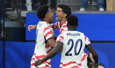 Balogun meraikan jaringan gol bersama rakan sepasukannya. Foto/AFP