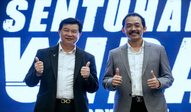 Legenda badminton negara, Datuk Rashid Sidek dan Datuk Cheah Soon Kit pada majlis menandatangani MoU dan sidang media filem Sentuhan Wira di ibu negara.