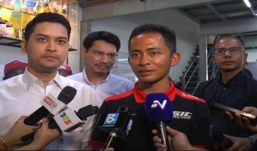 Zulfahmi (kanan) minta orang ramai henti kritikan terhadap KBS.