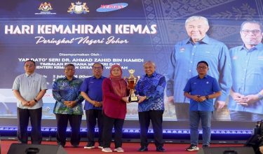 SEGAMAT, 2 Julai -- Timbalan Perdana Menteri, Datuk Seri Dr Ahmad Zahid Hamidi (dua, kanan) merangkap Menteri Kemajuan Desa dan Wilayah (KDW) menyampaikan hadiah johan keseluruhan kepada Jabatan Kemajuan Masyarakat (KEMAS) Daerah Muar selepas merasmikan Hari Kemahiran Peringkat Negeri Johor 2026 di Dataran Labis, hari ini.
Turut hadir Ketua Pengarah KEMAS, Datuk Mohd Hanafiah Man (tiga, kiri).
-- fotoBERNAMA (2026) HAK CIPTA TERPELIHARA