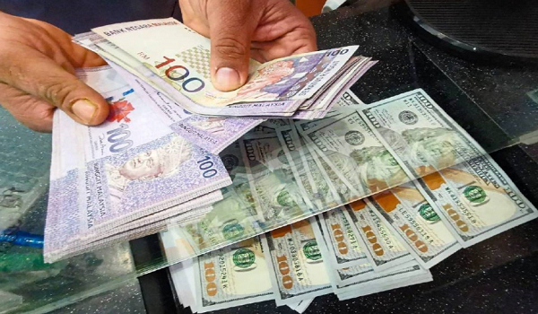 Pada 8 pagi, mata wang tempatan menurun kepada 4.0380/0445 berbanding dolar AS/ Foto BERNAMA