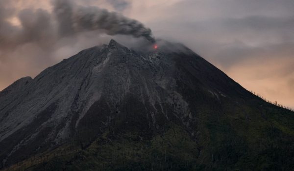 Aktiviti gunung berapi terus berlaku di Gunung Sinabung apabila gunung berkenaan memuntahkan bahan volkanik/Foto AFP