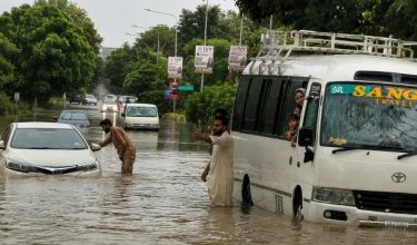 Kenderaan terkandas selepas jalan raya di Islamabad, Pakistan, dinaiki air susulan hujan lebat/Foto REUTERS