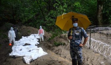 Anggota keselamatan berdiri berhampiran mayat mangsa banjir yang belum dikenal pasti di Kathmandu, Nepal/Foto AFP