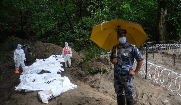 Anggota keselamatan berdiri berhampiran mayat mangsa banjir yang belum dikenal pasti di Kathmandu, Nepal/Foto AFP