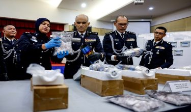 Ketua Polis Selangor, Datuk Shazeli Kahar melihat barangan rampasan pada sidang media mengenai kejayaan menumpaskan sindiket dadah bernilai RM8.4 juta di sekitar KLIA, Sabak Bernam dan Kajang, di Mes Pegawai Kanan Polis, Ibu Pejabat Polis Kontinjen Selangor, hari ini/ BERNAMA