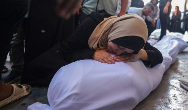 Penduduk Palestin menangisi jenazah ahli keluarga yang maut akibat serangan udara Israel di Deir al-Balah. Insiden berlaku di Hospital Al-Aqsa Martyrs di Gaza Tengah hari ini/AFP