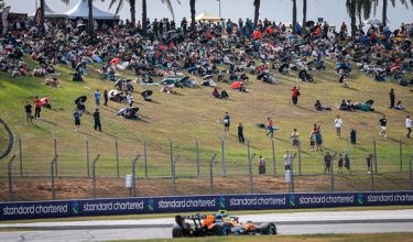 SEPANG, 2 Okt - Peminat-peminat Formula 1 hadir menyaksikan latihan bebas kedua sempena Formula 1 Gulf Air Bahrain Grand Prix di Malaysia 2026 di Litar Antarabangsa Sepang hari ini. - fotoBERNAMA (2026) HAK CIPTA TERPELIHARA