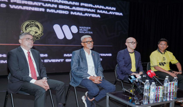 Dari kiri Setiausaha Agung Persatuan Bolasepak Malaysia (FAM) Datuk Noor Azman Rahman, Timbalan Presiden FAM Datuk Mohd Yusoff Mahadi, Pengarah Urusan Warner Music Malaysia dan Singapura Dinesh Ratnam dan Pengarah A&R Warner Music Malaysia Raqeem Brian