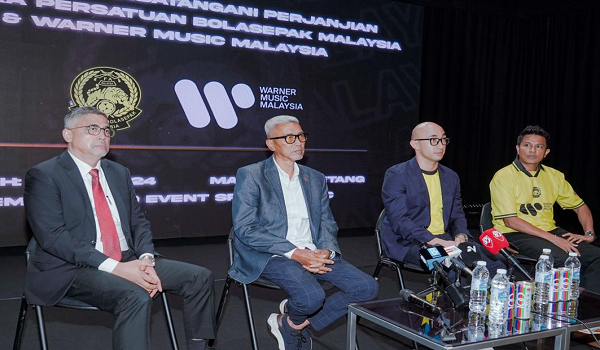 Dari kiri Setiausaha Agung Persatuan Bolasepak Malaysia (FAM) Datuk Noor Azman Rahman, Timbalan Presiden FAM Datuk Mohd Yusoff Mahadi, Pengarah Urusan Warner Music Malaysia dan Singapura Dinesh Ratnam dan Pengarah A&R Warner Music Malaysia Raqeem Brian