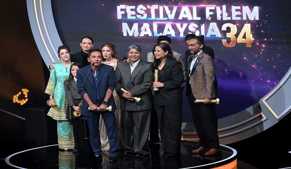 Krew Produksi filem Babah telah memenangi Filem Terbaik pada Malam Anugerah Festival Filem Malaysia (FFM) ke-34 di Auditorium Seri Angkasa, Angkasapuri. /BERNAMA