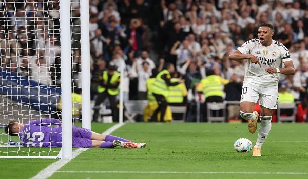 Ledakan dua gol dari Kylian Mbappe meletakkan Real Madrid kukuh di tangga teratas liga /AFP