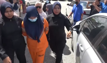 Peniaga wanita berusia 35 tahun dan suaminya berusia 37 tahun di bawa ke Mahkamah Majistret Marang bagi mendapatkan perintah reman bagi membantu siasatan kes bunuh seorang wanita warga emas di tepi jalan besar berhampiran Pejabat Agama Hulu Terengganu, Kuala Berang semalam.