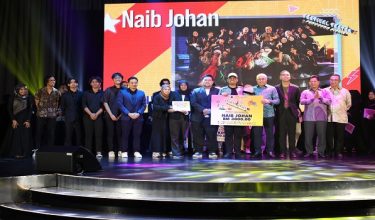Pasukan UPM merakam gambar kenangan bersama setelah meraih Naib Johan Festival Teater Pengguna Siswa MAKUM 2023, pelakon wanita terbaik dan skrip terbaik.