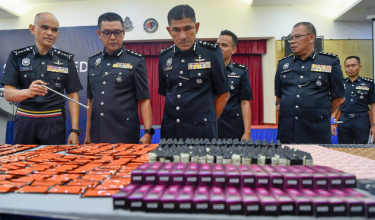 Ketua Polis Selangor, Datuk Shazeli Kahar (kiri) menunjukkan barang kes yang dirampas ketika sidang media di Ibu Pejabat Polis Kontinjen Selangor hari ini / BERNAMA