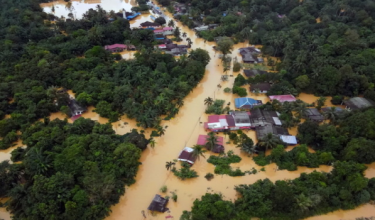 Kerajaan akan menyediakan peruntukan tambahan bagi membaiki sekolah, Pusat Penempatan Sementara (PPS), serta kemudahan kebersihan dan tandas yang terjejas akibat banjir / Foto Hiasan / Bernama