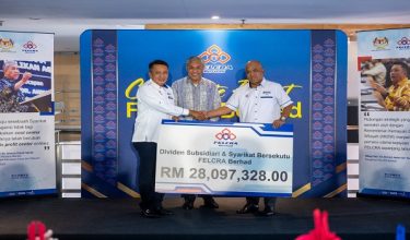 Timbalan Perdana Menteri menyaksikan penyerahan replika cek keuntungan dalam Majlis Penyampaian Dividen Subsidiari dan Syarikat Bersekutu FELCRA Bhd/ Foto FB Zahid Hamidi