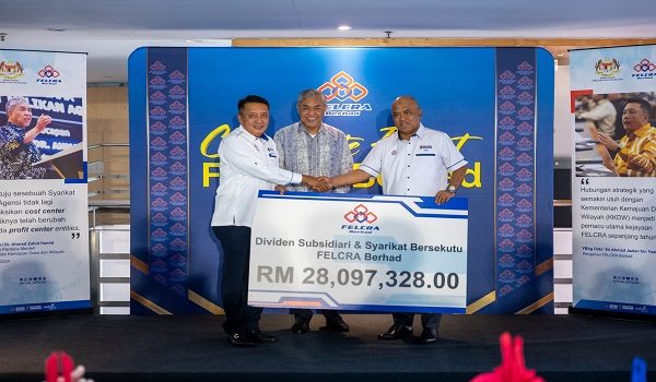 Timbalan Perdana Menteri menyaksikan penyerahan replika cek keuntungan dalam Majlis Penyampaian Dividen Subsidiari dan Syarikat Bersekutu FELCRA Bhd/ Foto FB Zahid Hamidi