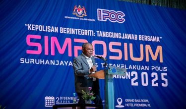 Datuk Seri Saifuddin ketika berucap dalam Simposium Suruhanjaya Bebas Tatakelakuan Polis (IPCC) 2025 di Kuala Lumpur