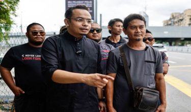 Peguam Hafiz Norkhan (dua, kiri) berkata polis memanggilnya untuk memberi keterangan susulan laporan polis yang dibuat oleh ayah Dea Maisarah, Bada Hussein, 48, yang juga anak guamnya pada 17 Nov lepas berhubung dakwaan penyelewengan dana awam pengurusan kematian anaknya / BERNAMA