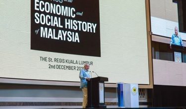 Sultan Nazrin ketika melancarkan buku 'Chronicling Themes in the Economic and Social History of Malaysia' di ibu negara/ Foto BERNAMA