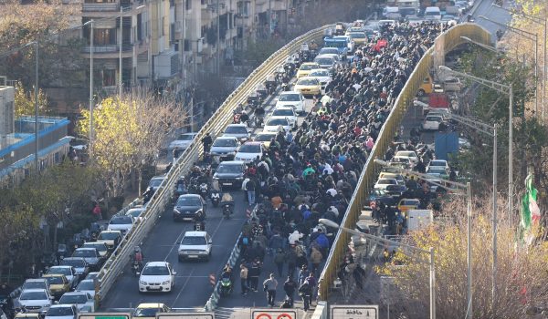 Peniaga dan pemilik perniagaan berjalan merentasi sebuah jambatan ketika protes membantah keadaan ekonomi dan kejatuhan nilai mata wang Iran di Tehran, pada 29 Disember 2025/ Foto AFP