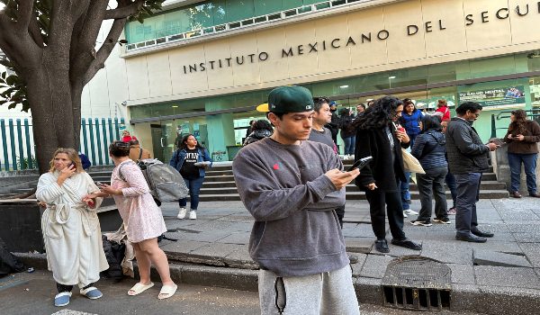 Orang ramai menunggu di luar rumah dan bangunan selepas gempa bumi melanda Mexico City, Mexico, pada 2 Jan 2026/ Foto REUTERS
