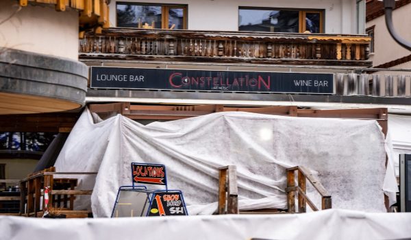 Pintu masuk bar Le Constellation di pusat peranginan ski Crans-Montana, Switzerland, yang musnah dalam kebakaran semasa sambutan Tahun Baharu, mengorbankan kira-kira 40 orang dan mencederakan lebih 100 yang lain, pada 2 Januari 2026/Foto AFP