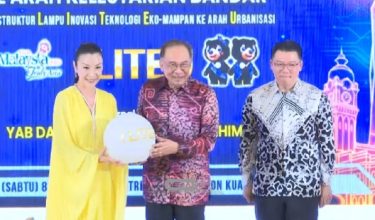 Tan Sri Michelle Yeoh (kiri), Datuk Seri Anwar Ibrahim (tengah) dan Nga Kor Ming