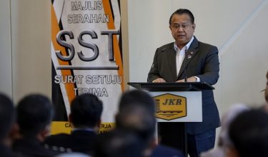 Datuk Seri Alexander Nanta Linggi/ BERNAMA