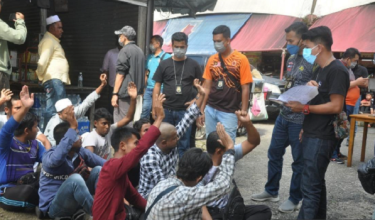 Anggota penguatkuasa Jabatan Imigresen Malaysia (JIM) Terengganu melakukan pemeriksaan warga asing yang ditahan di Jertih/ BERNAMA