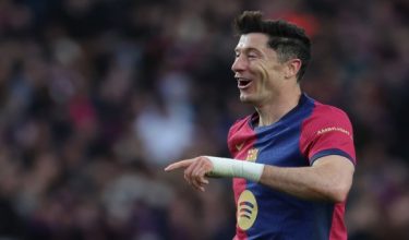 Penyerang Poland dan Barcelona, Robert Lewandowski meraikan jaringannya yang keempat untuk pasukannya dalam perlawanan bola sepak La Liga Sepanyol antara FC Barcelona dan Real Sociedad./ Foto AFP