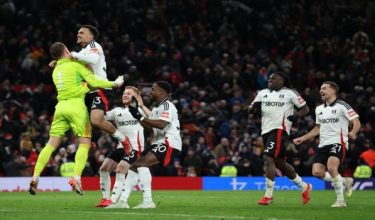 Penjaga gol Fulham, Bernd Leno (K), meraikan bersama rakan sepasukan selepas menyelamatkan sepakan penalti untuk memenangi penentuan sepakan penalti dalam perlawanan pusingan kelima Piala FA Inggeris antara Manchester United dan Fulham di Old Trafford pada Ahad / Foto AFP.