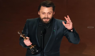 Kieran Culkin menerima Anugerah Oscar untuk Pelakon Pembantu Lelaki Terbaik menerusi A Real Pain semasa majlis Anugerah Akademi ke-97 di Hollywood / Foto REUTERS