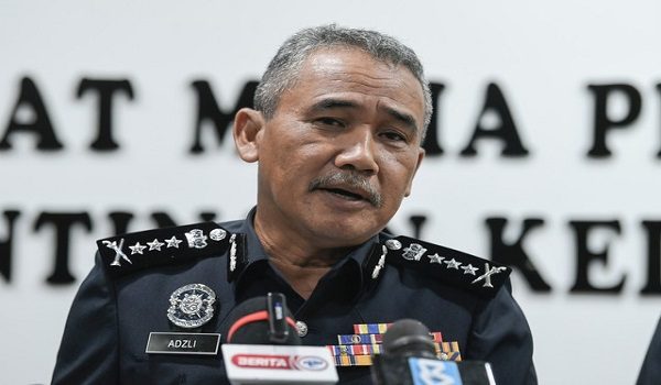 ALOR SETAR, 3 Nov -- Ketua Polis Kedah Datuk Adzli Abu Shah bercakap pada sidang media mengenai rampasan dadah jenis bunga ganja seberat 112.43 kilogram, dianggarkan bernilai RM4.04 juta pada 29 Okt lalu, di IPK Kedah, hari ini.

--fotoBERNAMA (2025) HAK CIPTA TERPELIHARA