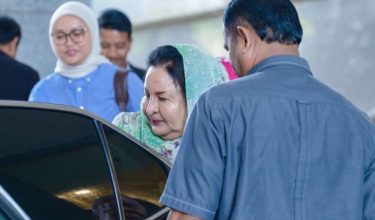PUTRAJAYA, 17 Sept -- Isteri bekas Perdana Menteri, Datin Seri Rosmah Mansor keluar dari Mahkamah Rayuan hari ini selepas mendengar keputusan berhubung rayuan beliau untuk menggugurkan Hakim Mahkamah Tinggi Datuk Mohamed Zaini Mazlan.