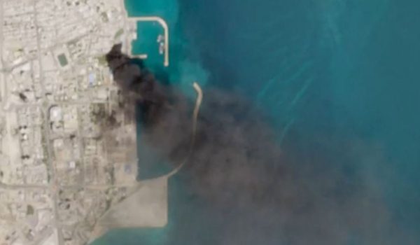 Kepulan asap dikesan dari pelabuhan Qeshm, Iran menerusi imej satelit/Foto REUTERS