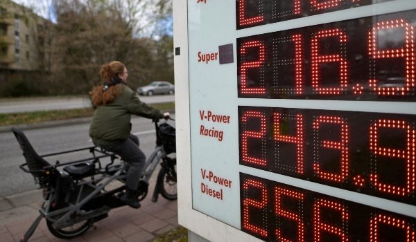 Paparan harga petrol dan diesel meningkat di stesen minyak Hamburg, Jerman/Foto REUTERS