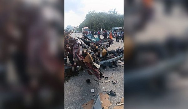 Tiga daripada lima individu dalam van tersebut maut, manakala dua orang lagi cedera.