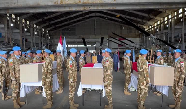 Tiga anggota UNIFIL Indonesia yang terkorban di Lubnan diberikan penghormatan terakhir dalam upacara penuh istiadat di Lapangan Terbang Antarabangsa Beirut-Rafic Hariri./REUTERS